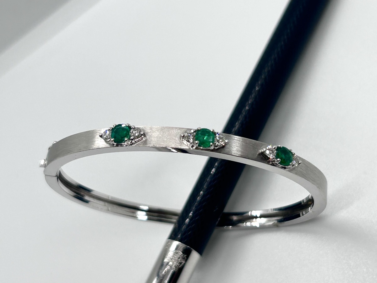 18-carat White Gold Bangle Set With Diamonds And Emeralds-photo-2