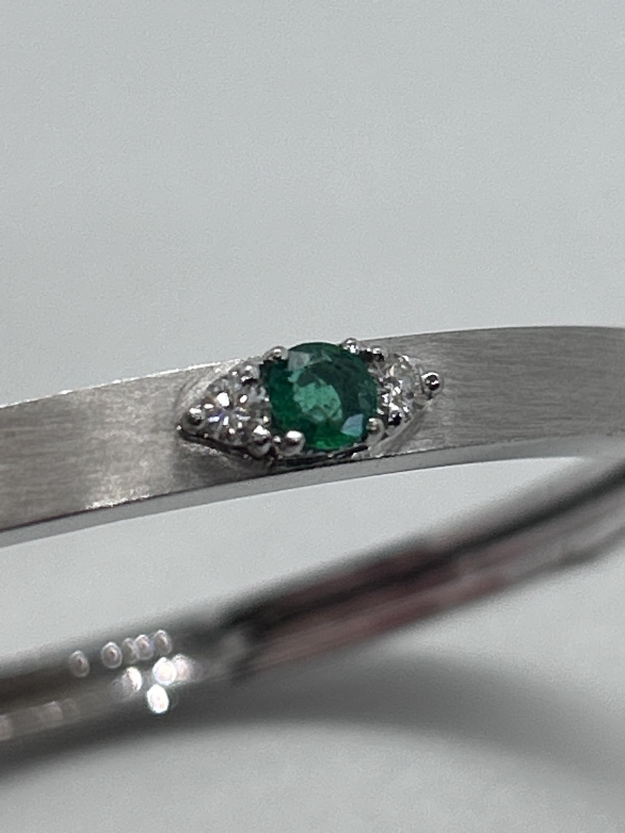 18-carat White Gold Bangle Set With Diamonds And Emeralds-photo-3