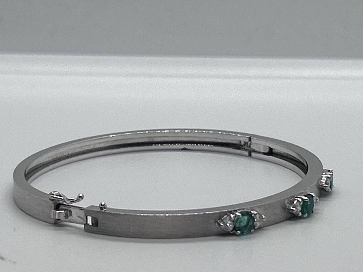 18-carat White Gold Bangle Set With Diamonds And Emeralds-photo-4