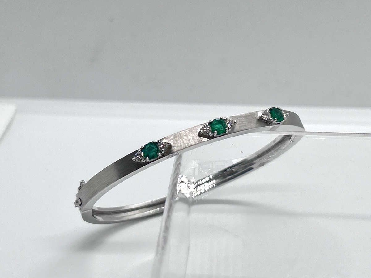18-carat White Gold Bangle Set With Diamonds And Emeralds-photo-1