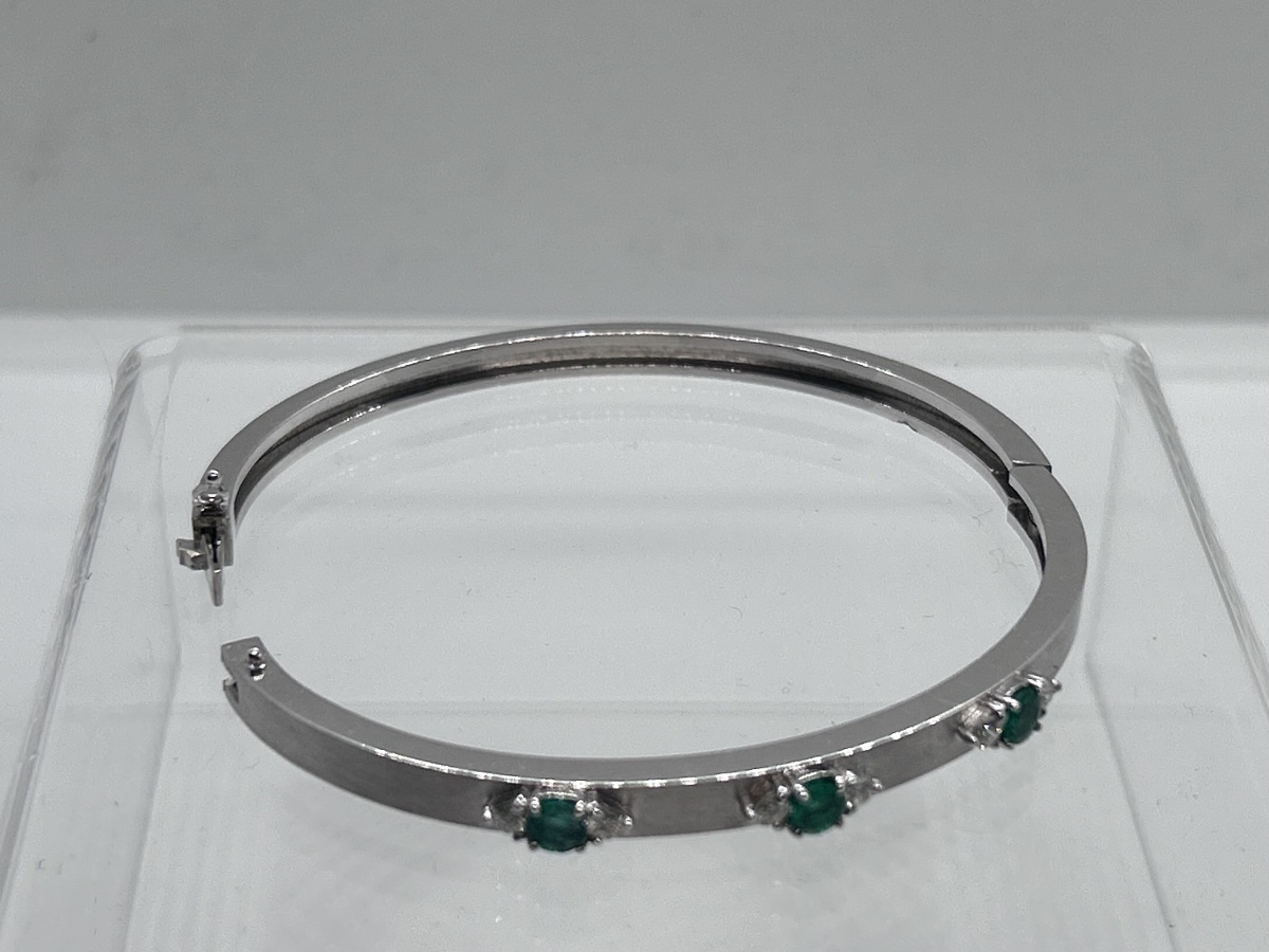 18-carat White Gold Bangle Set With Diamonds And Emeralds-photo-3