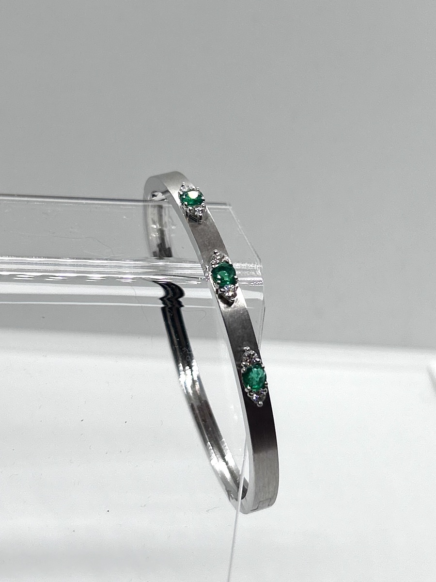18-carat White Gold Bangle Set With Diamonds And Emeralds-photo-4