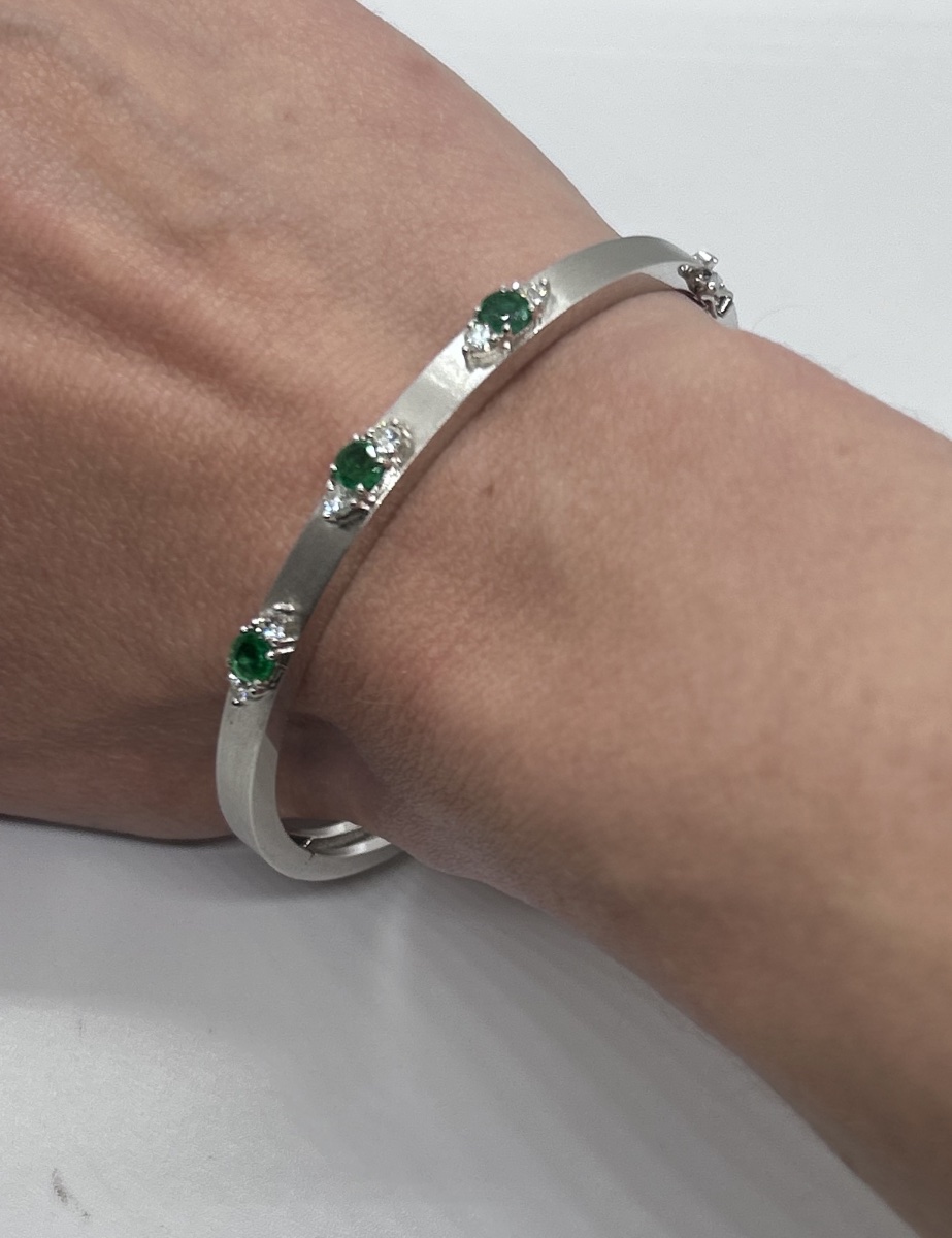 18-carat White Gold Bangle Set With Diamonds And Emeralds-photo-8