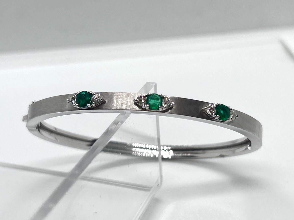 18-carat White Gold Bangle Set With Diamonds And Emeralds