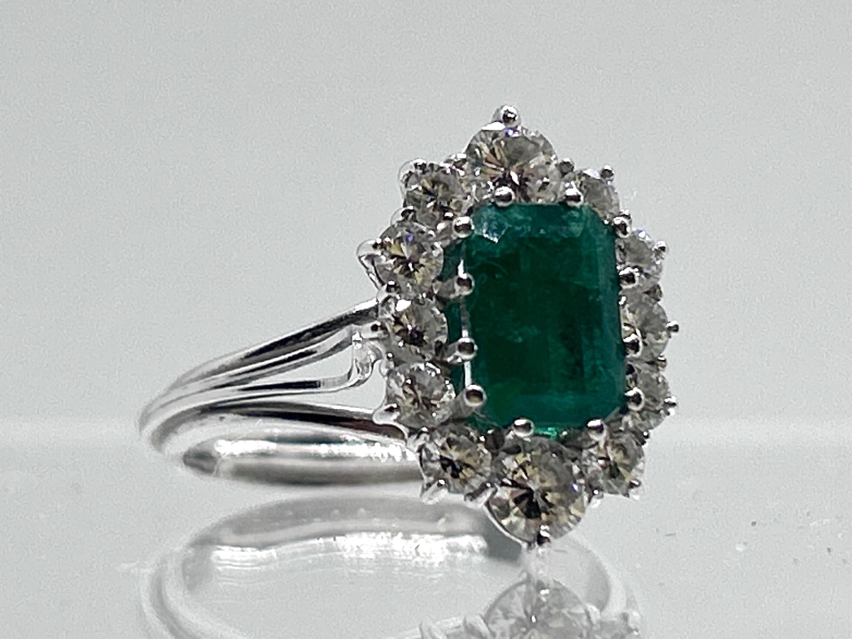 Ring In 18-carat White Gold Set With Brilliants And Emerald-photo-2
