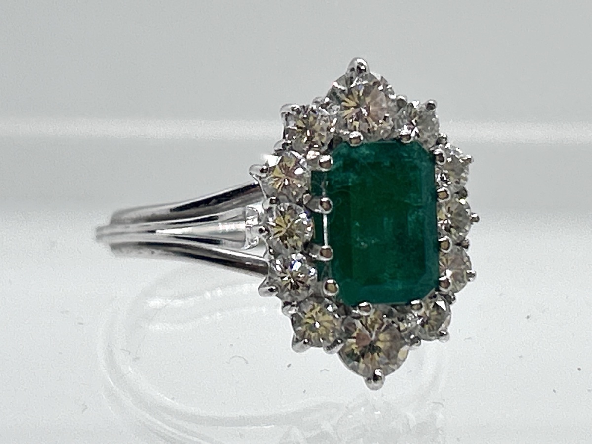 Ring In 18-carat White Gold Set With Brilliants And Emerald-photo-3