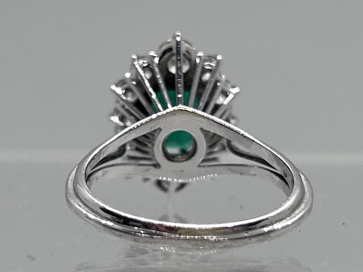 Ring In 18-carat White Gold Set With Brilliants And Emerald-photo-1