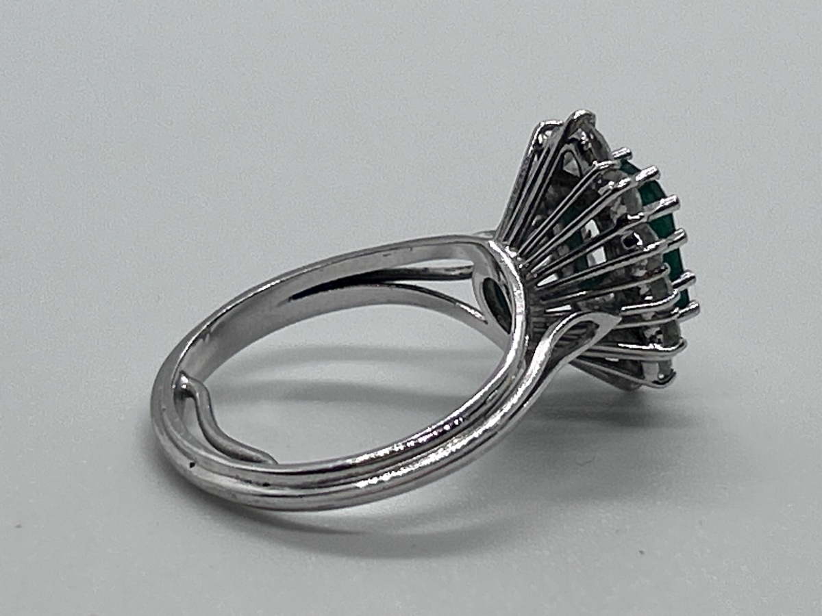 Ring In 18-carat White Gold Set With Brilliants And Emerald-photo-2
