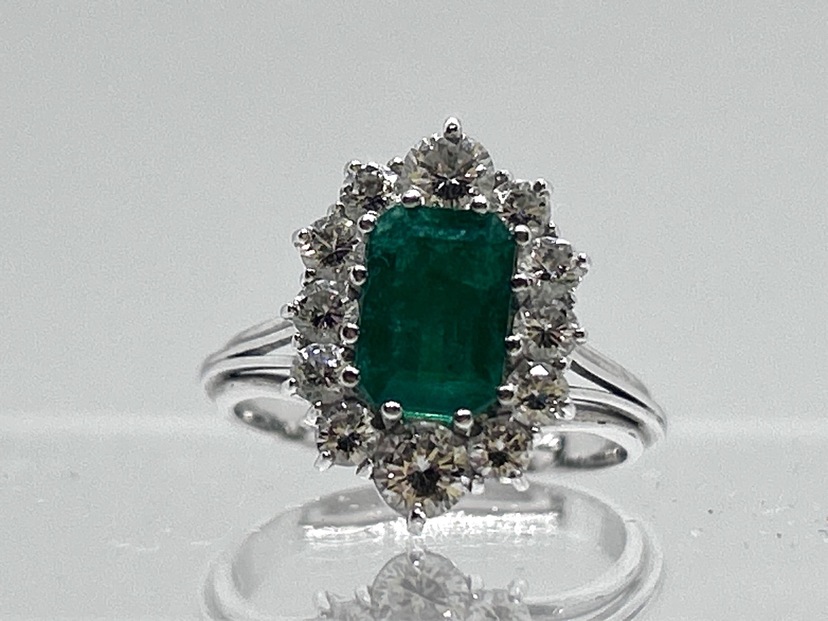 Ring In 18-carat White Gold Set With Brilliants And Emerald-photo-3