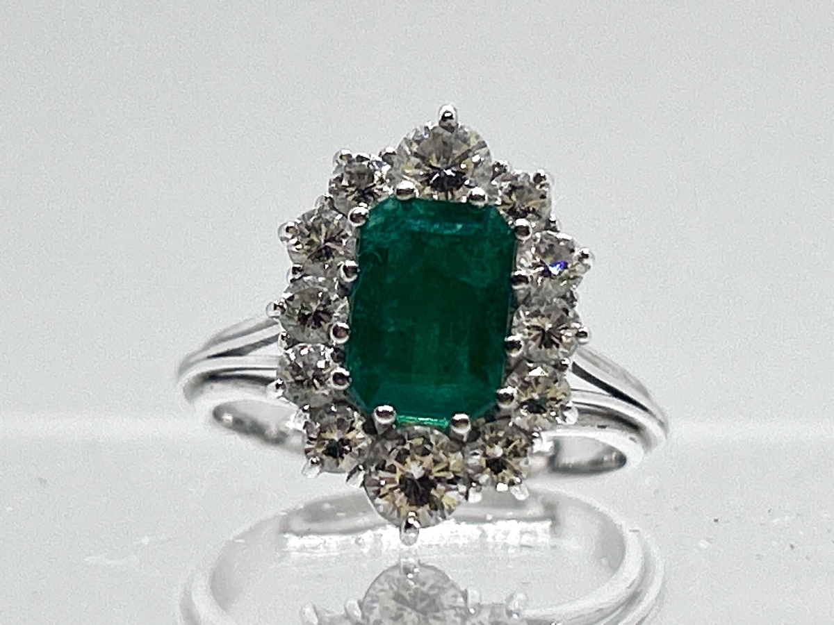 Ring In 18-carat White Gold Set With Brilliants And Emerald