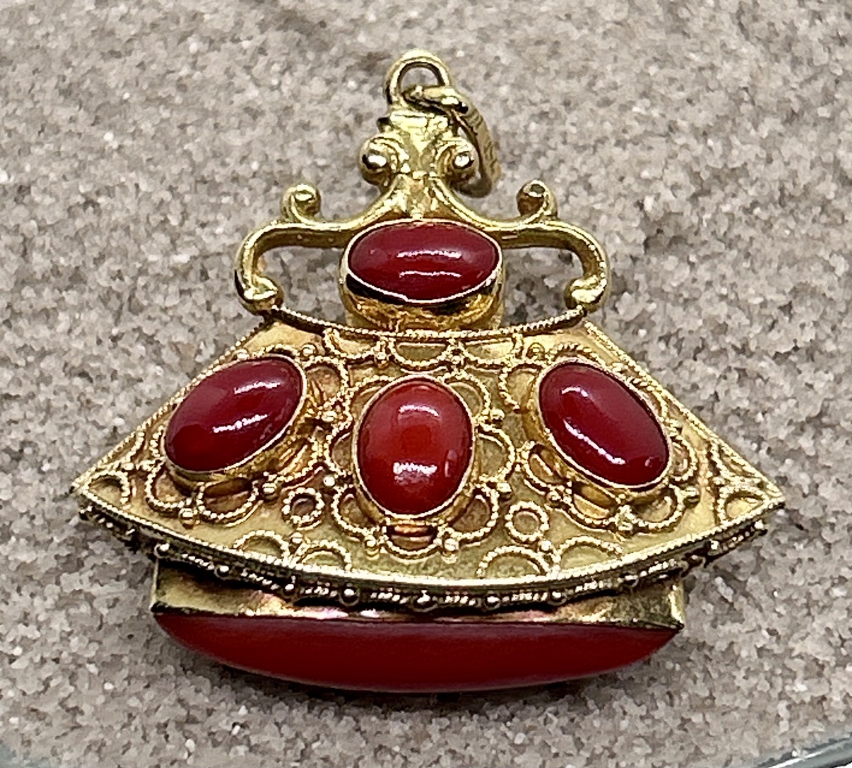 Pendentif de style étrusque en or 18 carats et cabochons corail-photo-3