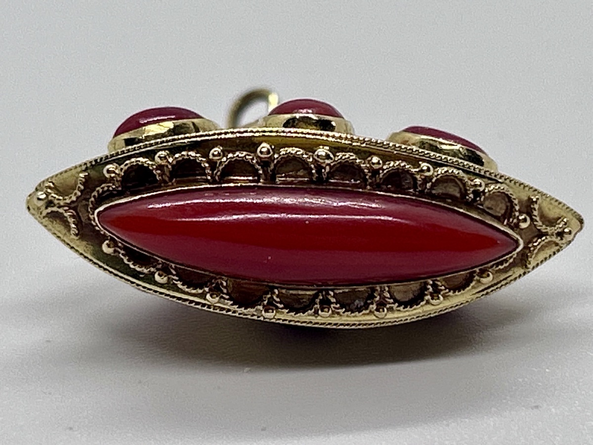 Pendentif de style étrusque en or 18 carats et cabochons corail-photo-1