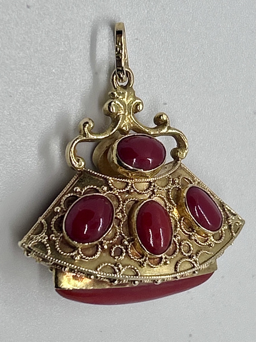 Pendentif de style étrusque en or 18 carats et cabochons corail