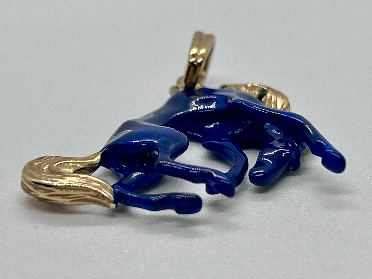 Pendentif cheval en or 18 carats émaillé -photo-1