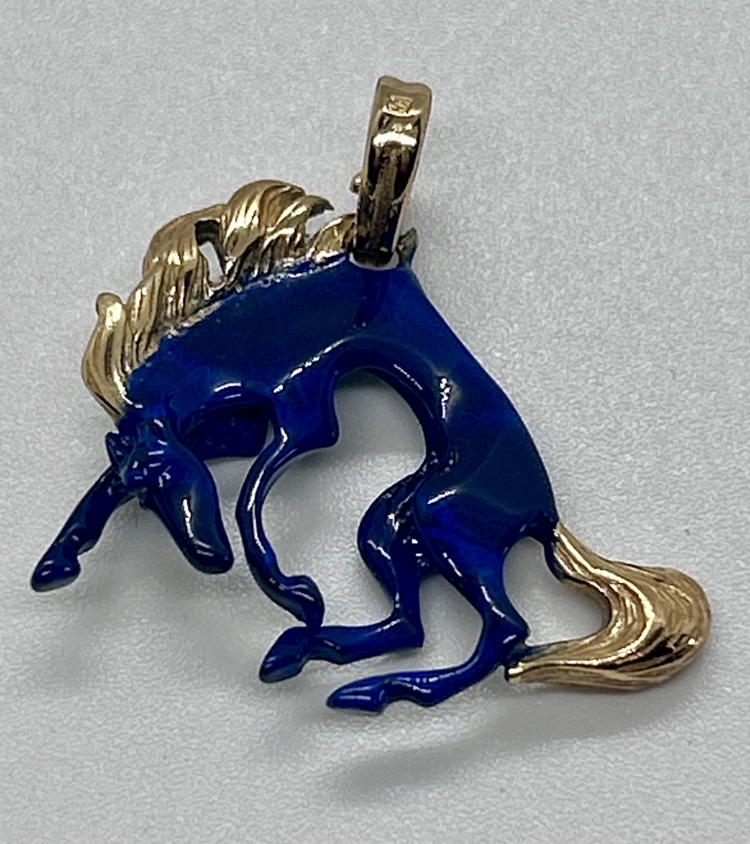 Pendentif cheval en or 18 carats émaillé 