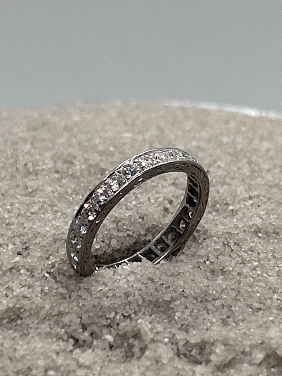 18-karat White Gold Wedding Band Set With Brilliant-cut Diamonds-photo-4