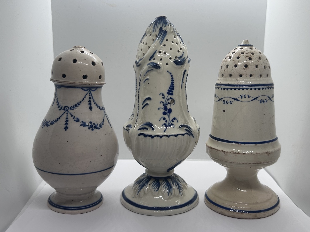 Lot de 3 saupoudreuses J.P Boch Luxembourg en faïence XVIIIe siècle 