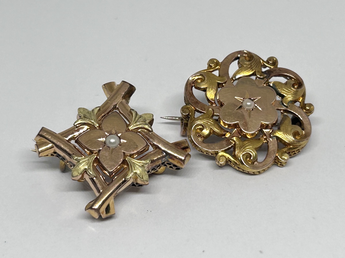 Lot de 2 broches art nouveau en métal doré sertie d’une perle 