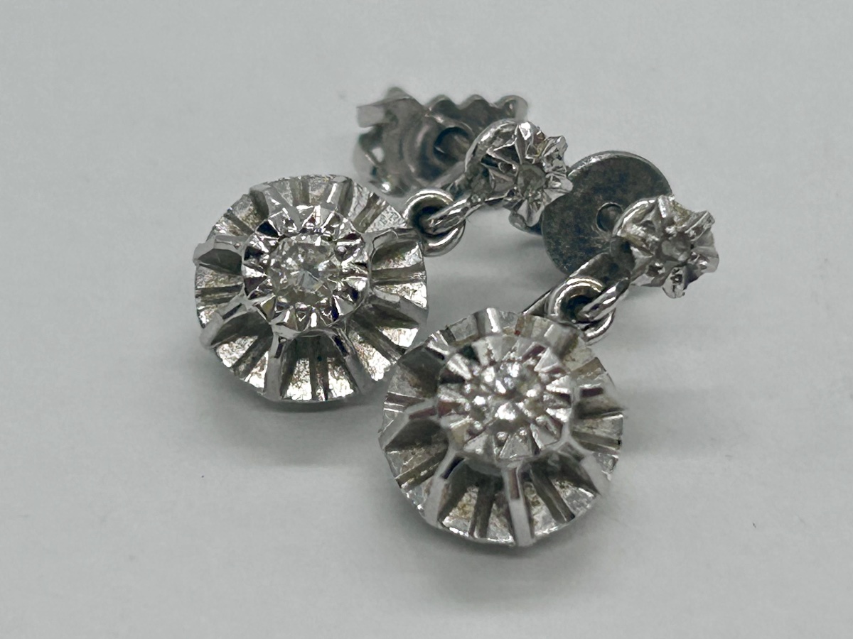 Boucles d’oreille dormeuses art déco en or blanc 18 carats serties de diamants 