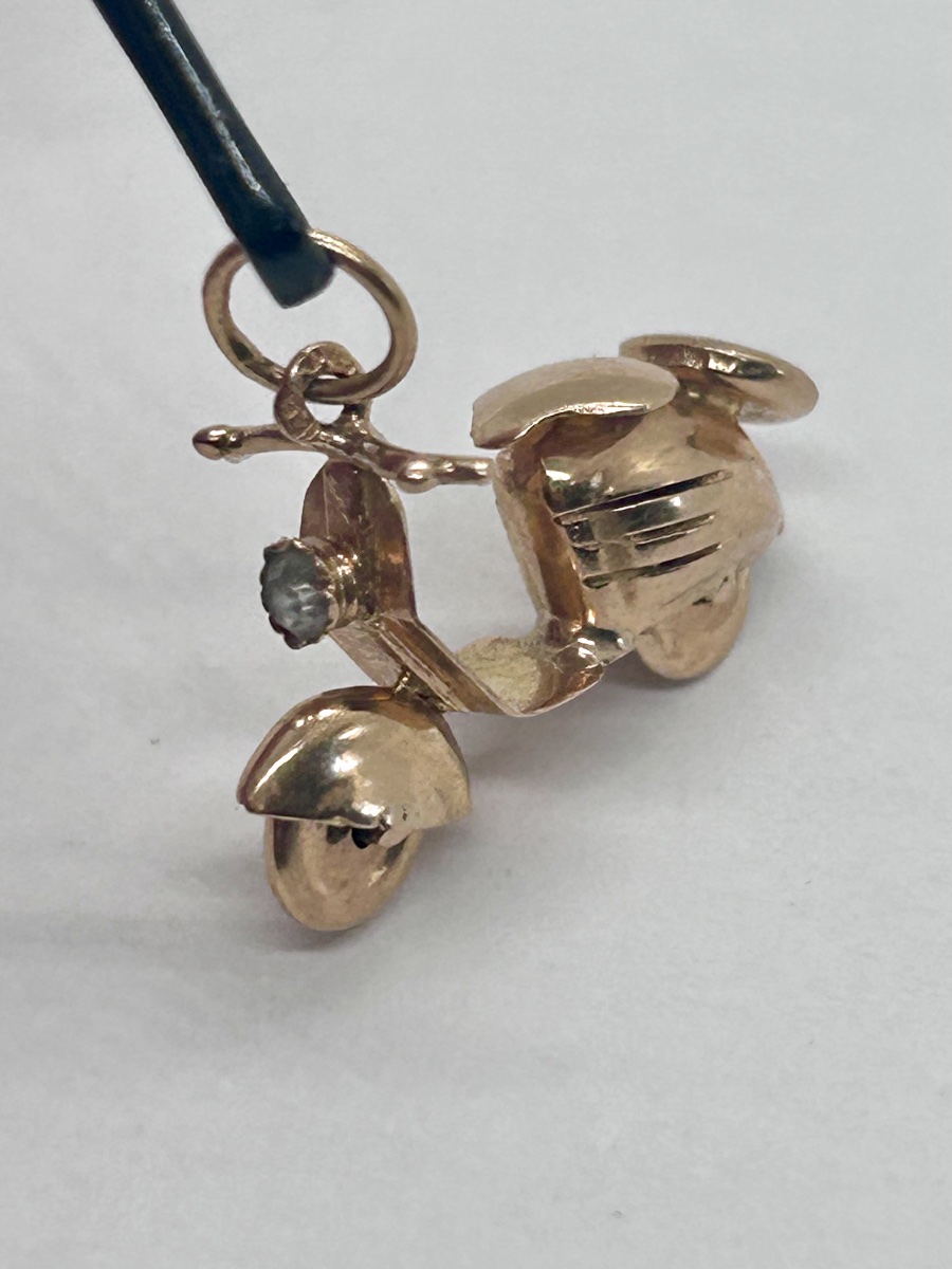 Pendentif Vespa en or 18 carats et diamant synthétique -photo-3