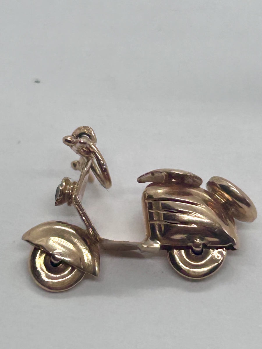 Pendentif Vespa en or 18 carats et diamant synthétique -photo-3