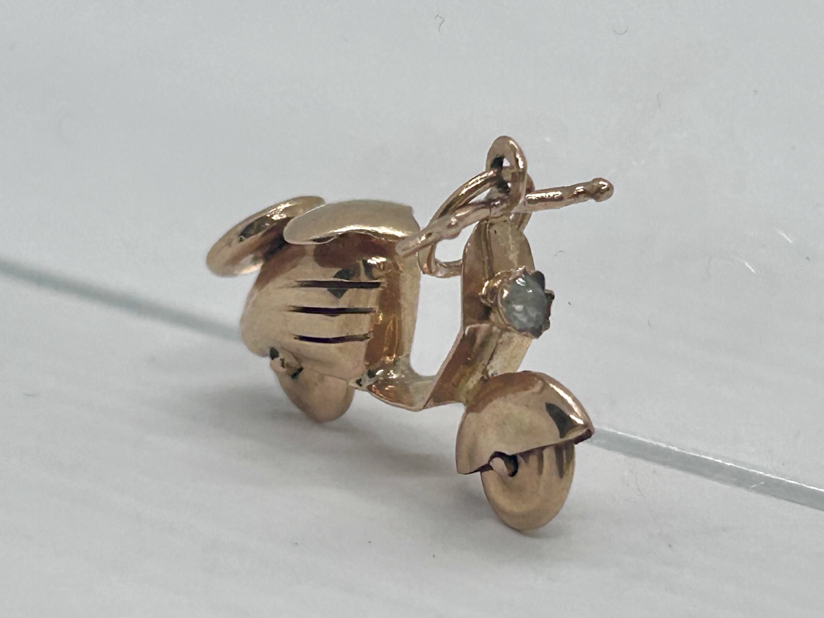 Pendentif Vespa en or 18 carats et diamant synthétique 