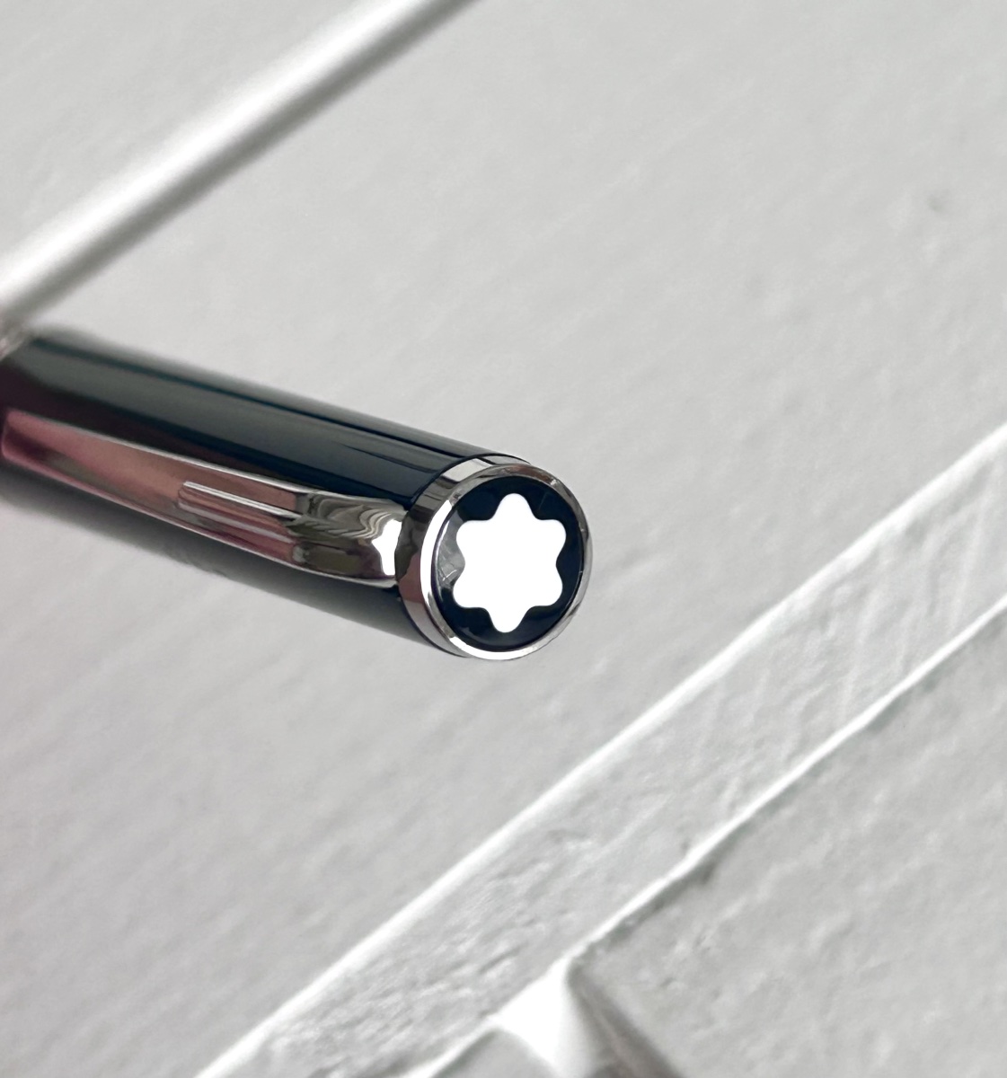 Montblanc stylo bille gravé de collection Pix en résine noire -photo-2