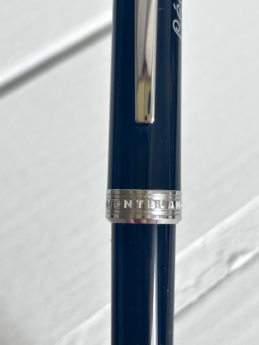 Montblanc stylo bille gravé de collection Pix en résine noire -photo-1