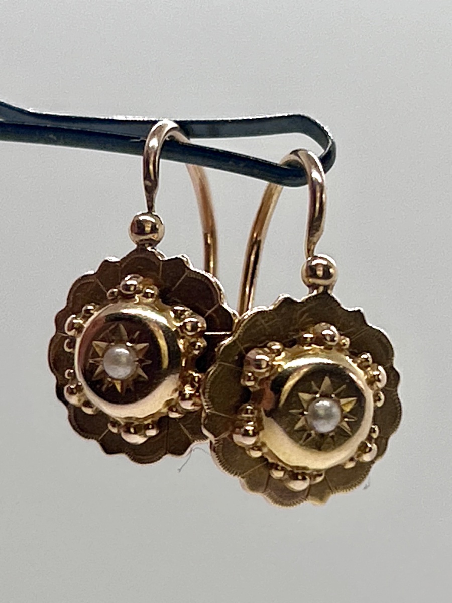 Boucles d’oreilles dormeuses en or 18 carats et perle fine