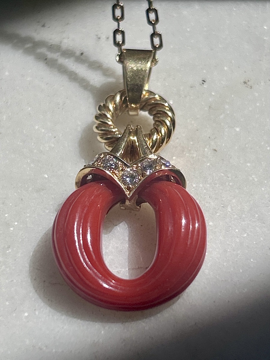 18-karat Gold Pendant With Diamond Pavé Setting And A Coral Ring-photo-2