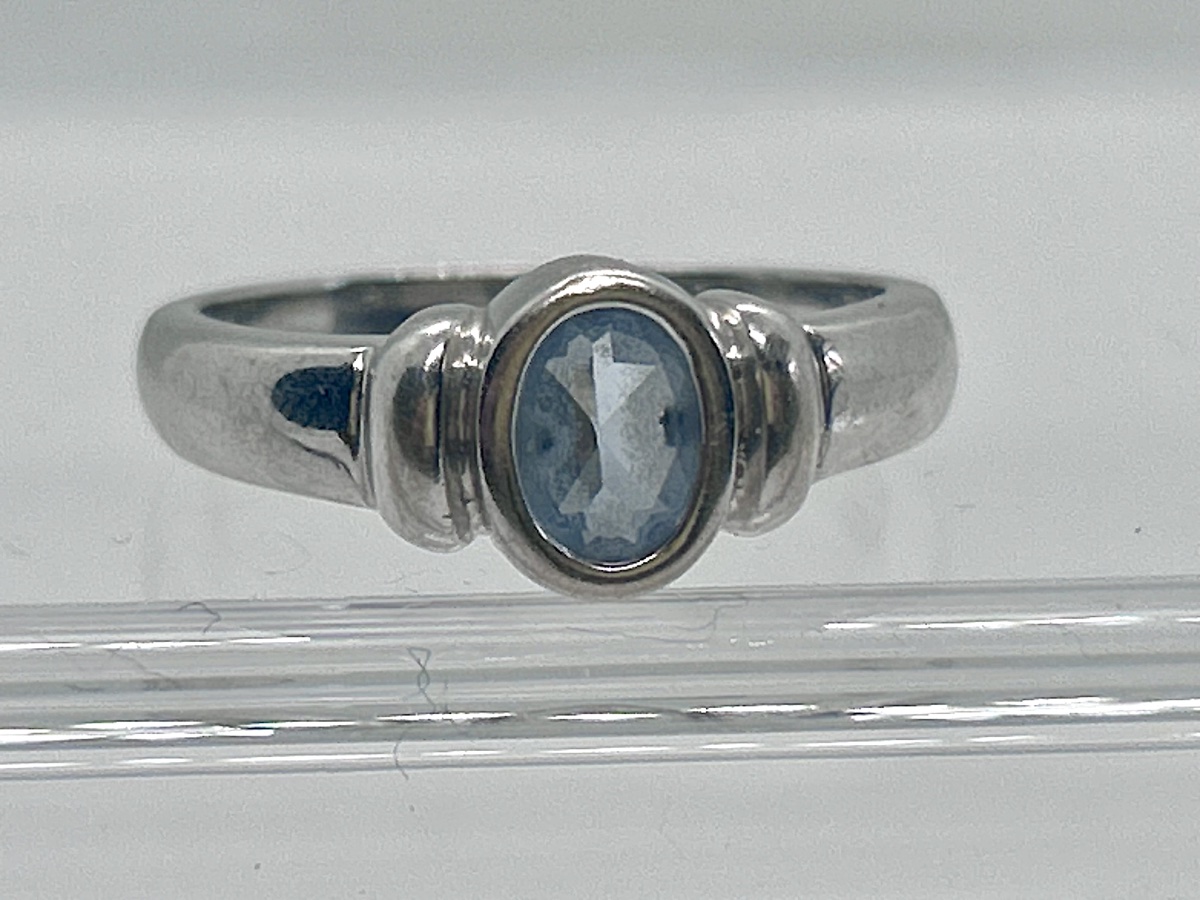 Bague en or blanc 18 carats et topaze bleue