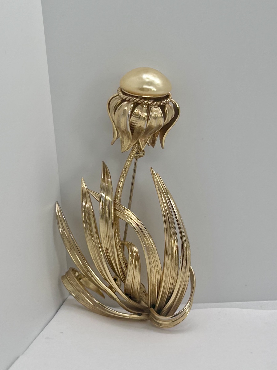 C. Dior, broche tournesol en métal doré et perle-photo-2
