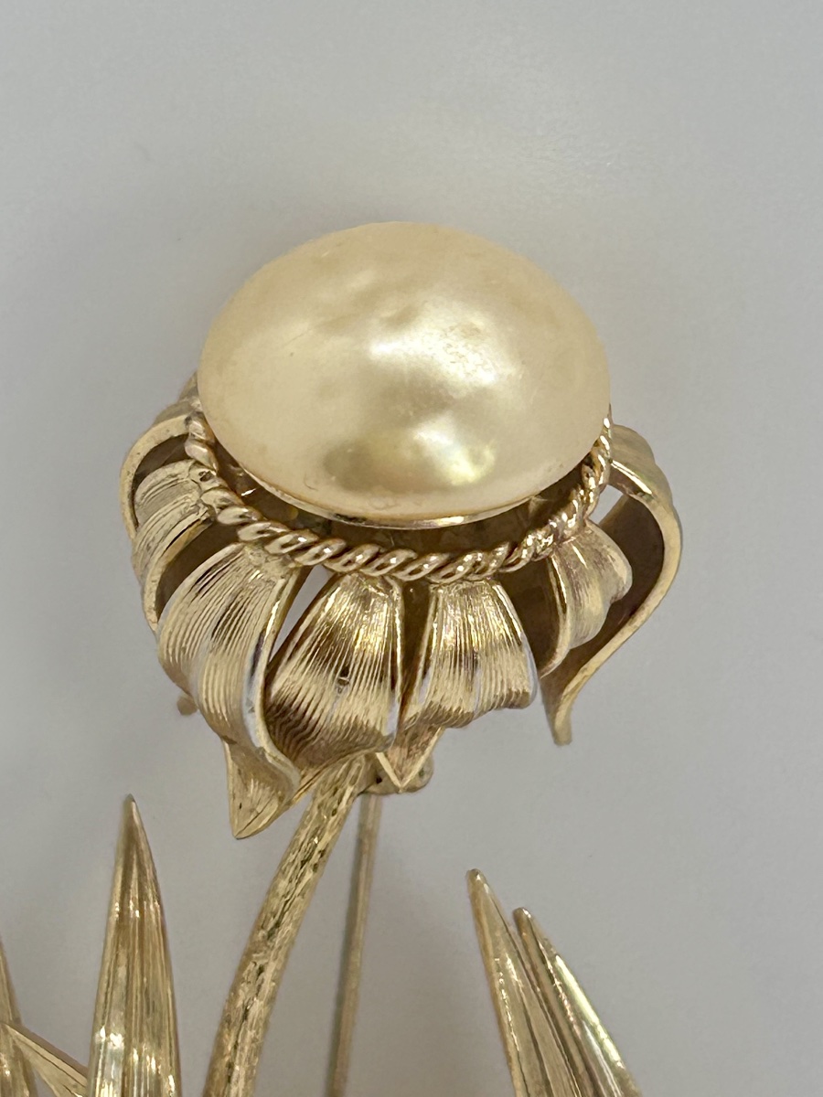 C. Dior, broche tournesol en métal doré et perle-photo-3