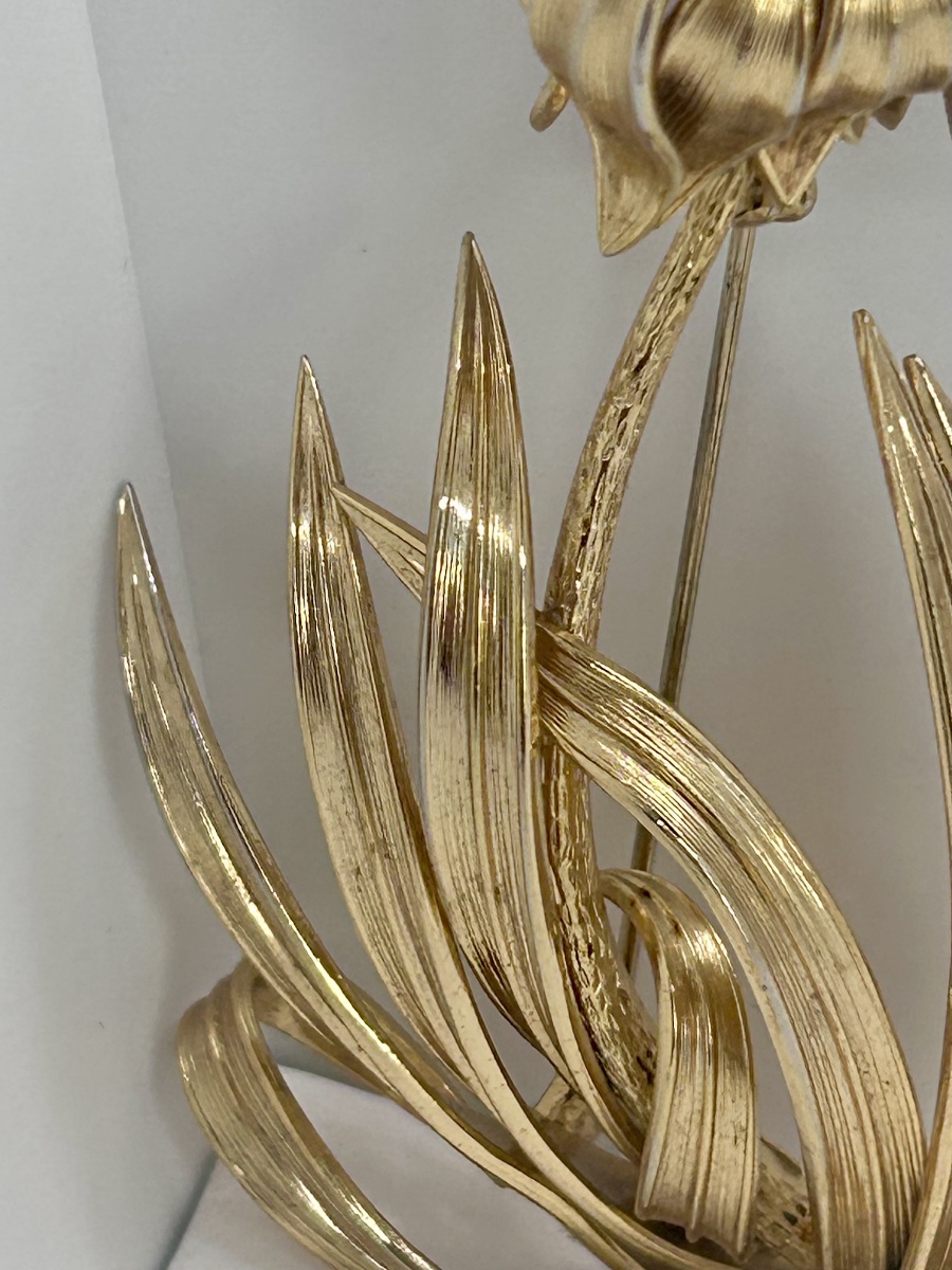 C. Dior, broche tournesol en métal doré et perle-photo-4