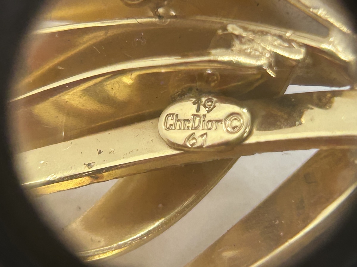 C. Dior, broche tournesol en métal doré et perle-photo-4