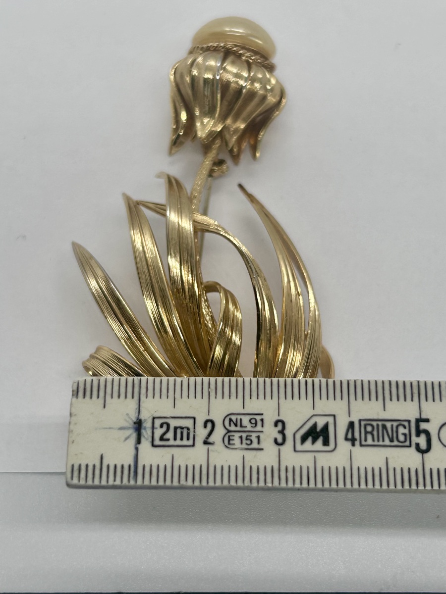 C. Dior, broche tournesol en métal doré et perle-photo-7