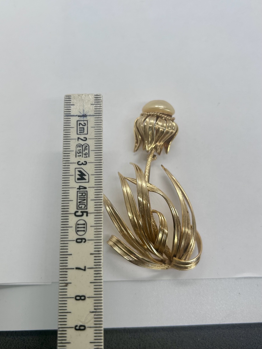 C. Dior, broche tournesol en métal doré et perle-photo-8