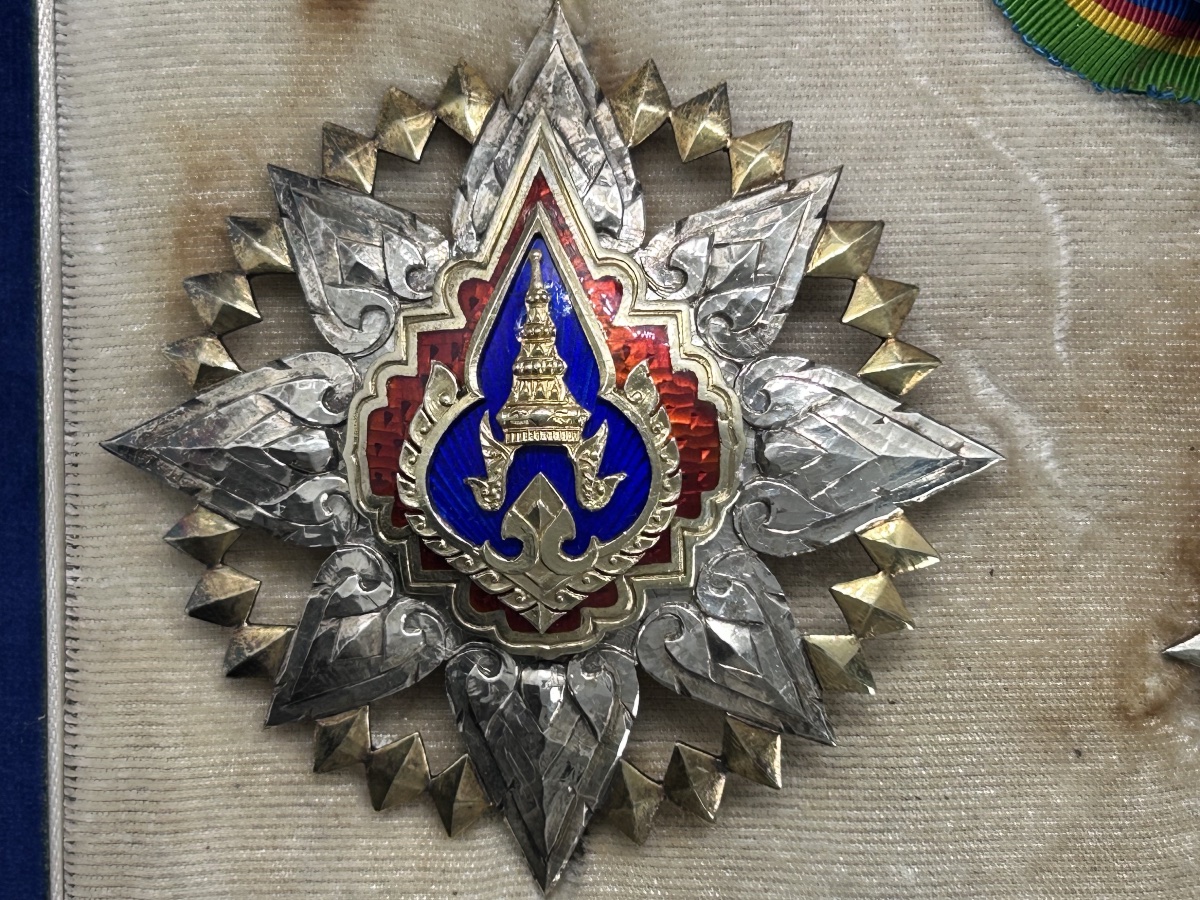 Coffret d’insignes de l’ordre de la couronne de Thaïlande-photo-3