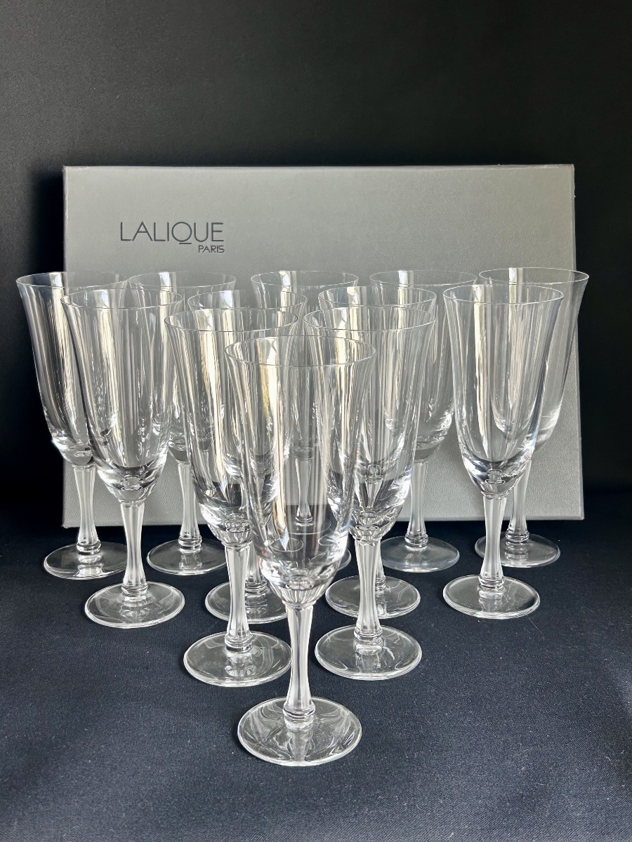 Lalique, 12 flûtes à Champagne en cristal 