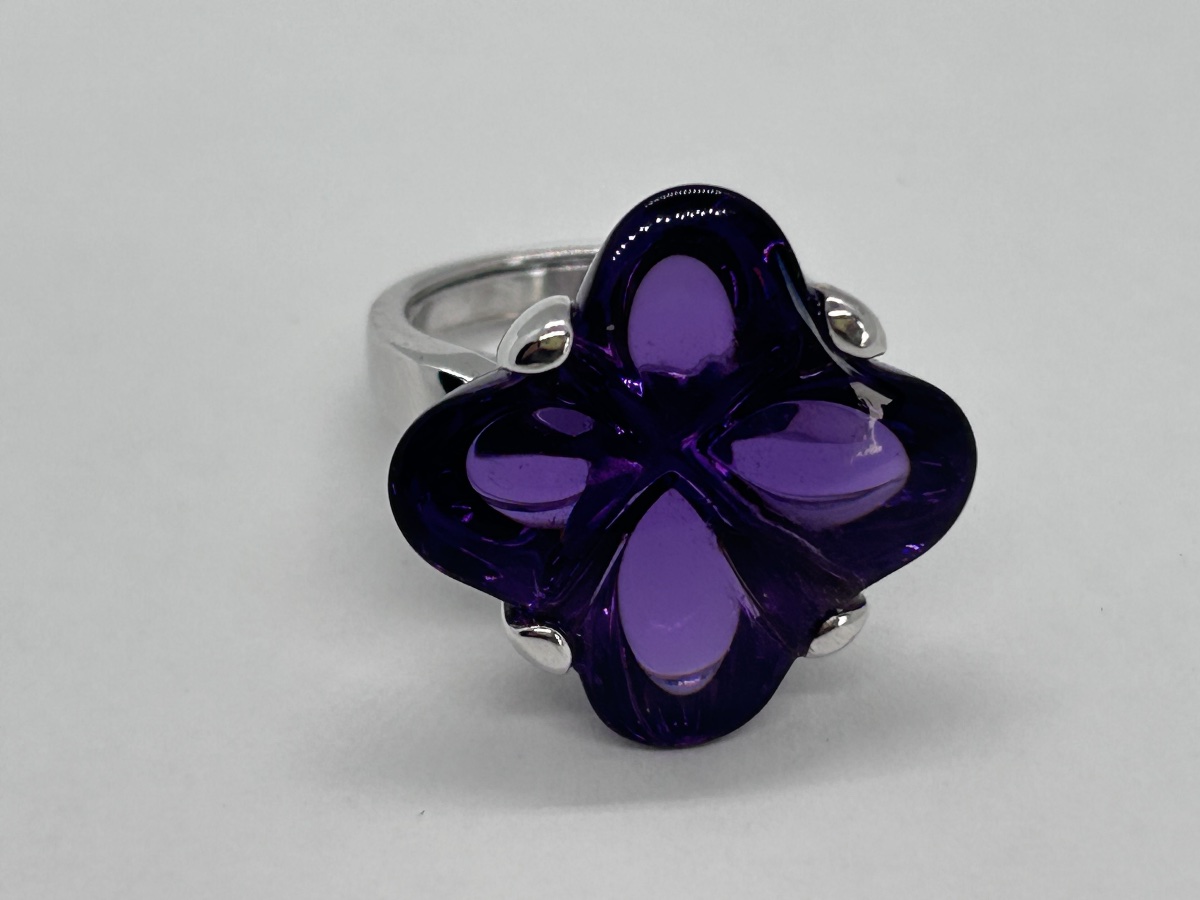 Baccarat, bague en cristal coloré et or blanc 18 carats
