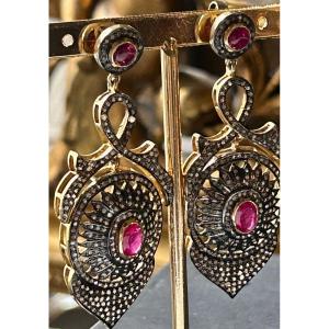 Paire de boucles d’oreille or, diamants et rubis 