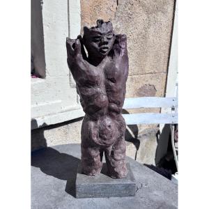 Sculpture en terre cuite d’un homme nu sur socle 