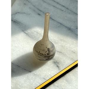 Vase miniature en pâte de verre signé Daum Nancy 