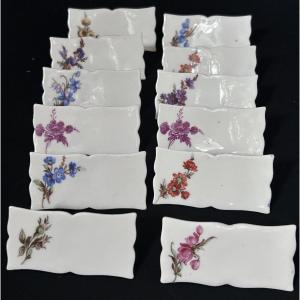 Lot de 12 porte-noms en porcelaine, décor floral