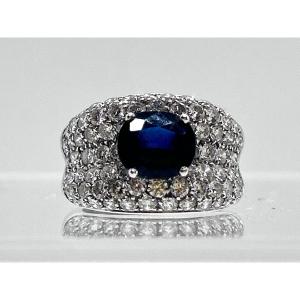 Bague cocktail en or blanc 18 carats pavée de brillants et sertie d’un saphir bleu 