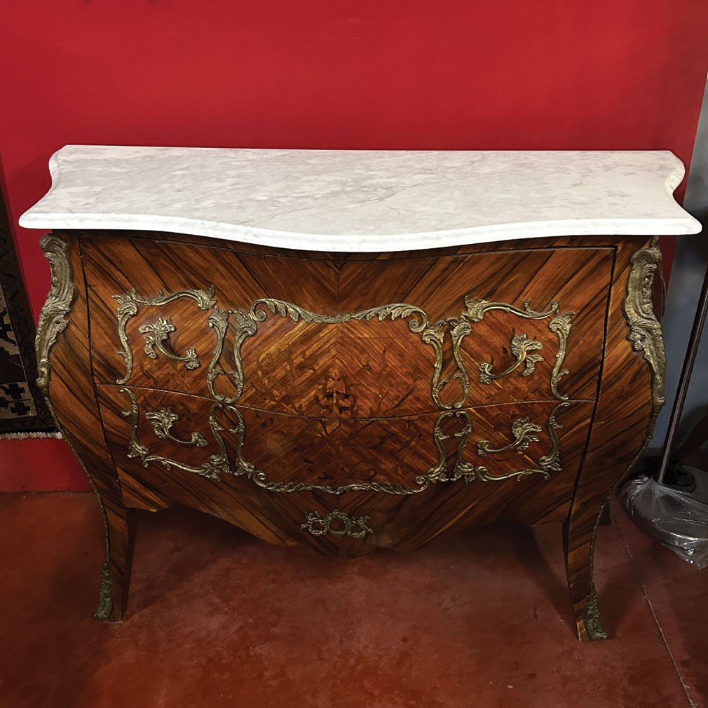 Commode de style Louis XV, époque 1920, en marqueterie, plateau de marbre et garniture de bronz-photo-2