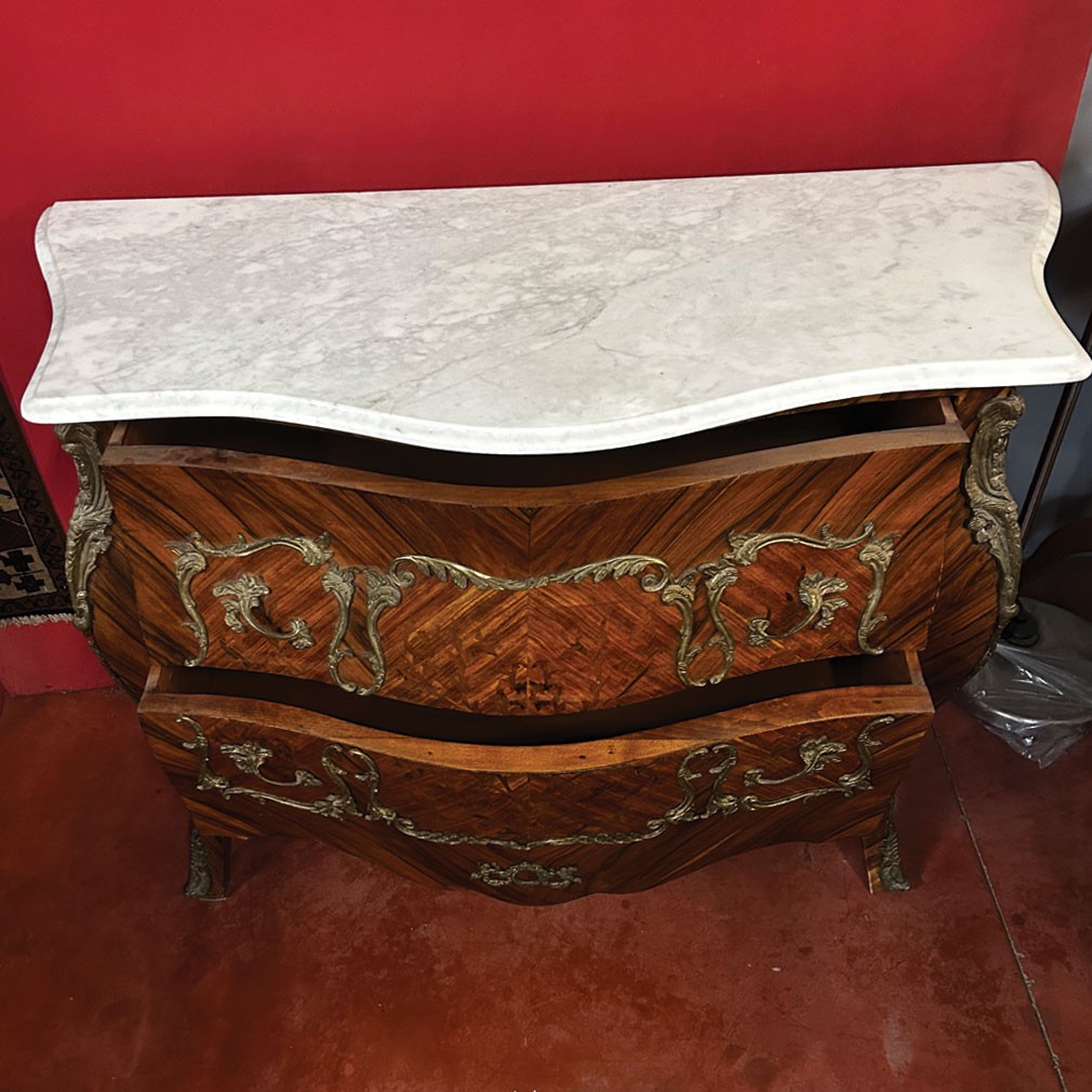 Commode de style Louis XV, époque 1920, en marqueterie, plateau de marbre et garniture de bronz-photo-3