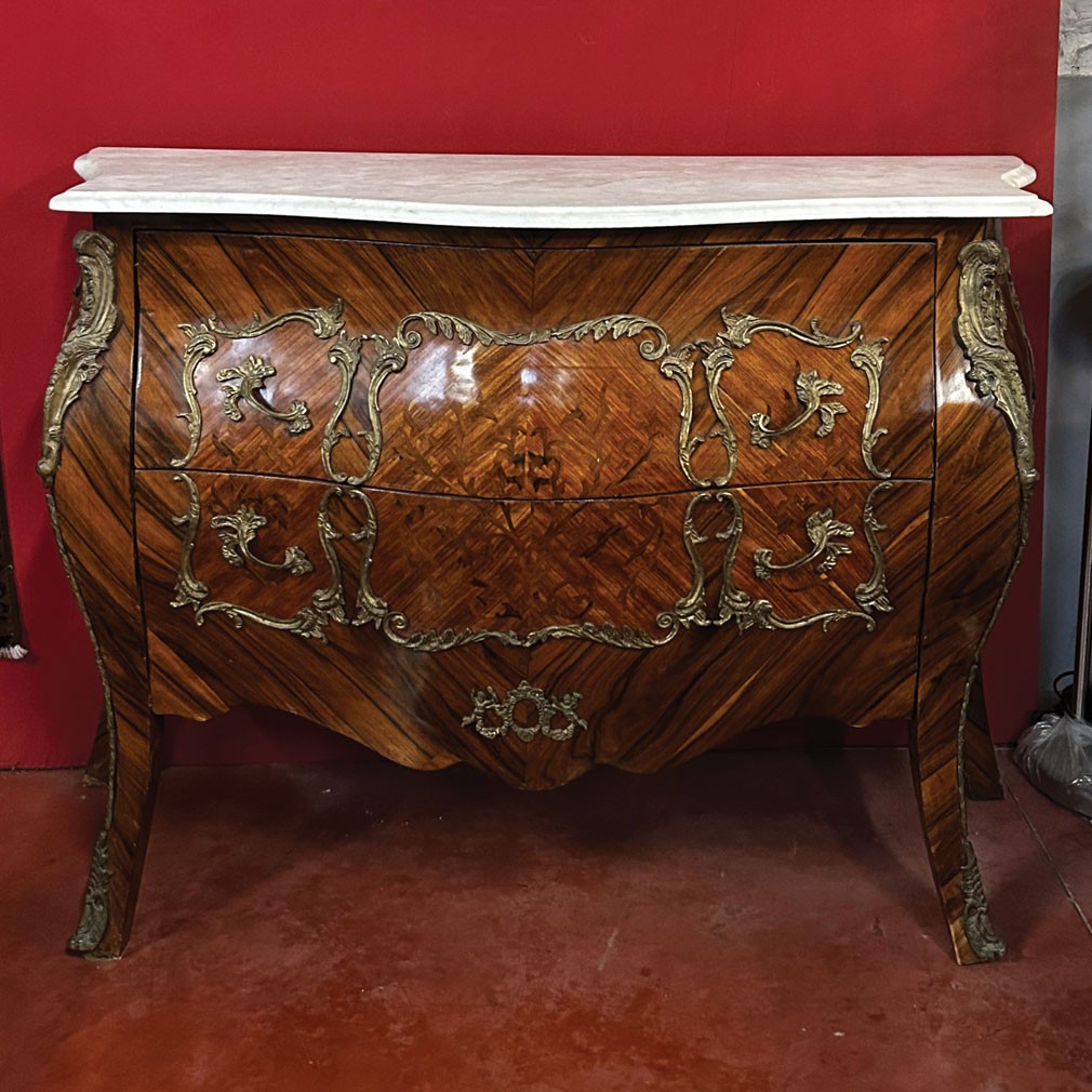 Commode de style Louis XV, époque 1920, en marqueterie, plateau de marbre et garniture de bronz