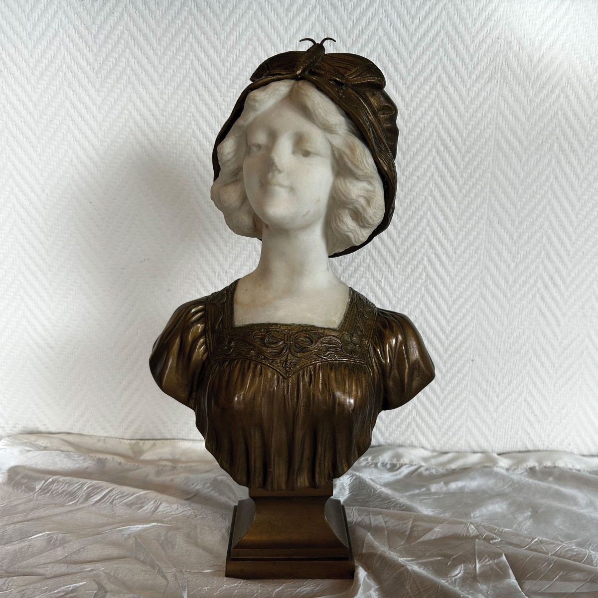 Buste de femme en bronze et marbre par Raphael Febrari – sculpture classique vintage