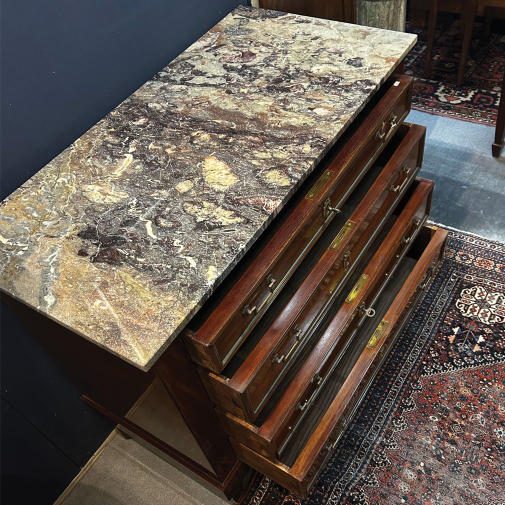 Commode française Directoire des années 1920 en acajou, à 4 tiroirs, avec plateau en marbre-photo-3